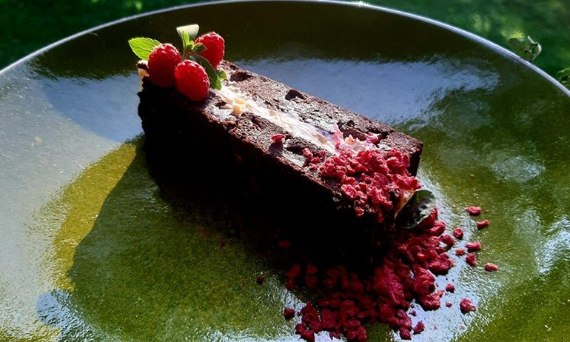 Brownie z buraka i masa waniliowa z serkiem mascarpone
