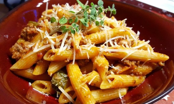 Penne w sosie bolońskim z cielęciną