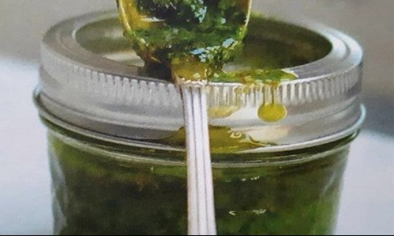 Pesto z liści rzodkiewki i natki pietruszki