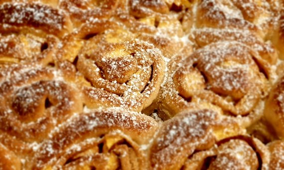 Drożdżówki z jabłkami i cynamonem