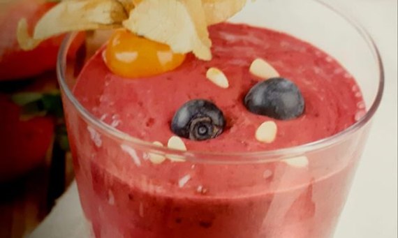 Jagodowe smoothie z mleczkiem kokosowym i orzeszkami pini