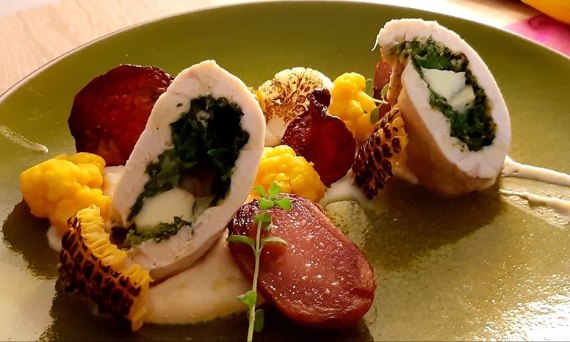 Roladki drobiowe z fetą, jarmużem oraz pesto z czosnku niedźwiedziego