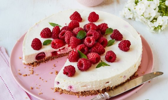 Sernik z mascarpone i malinami na zimno