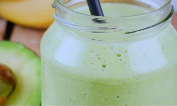 Smoothie z awokado, bananami i mlekiem migdałowym.