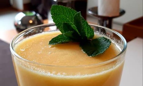 Żółte orzeźwiające smoothie