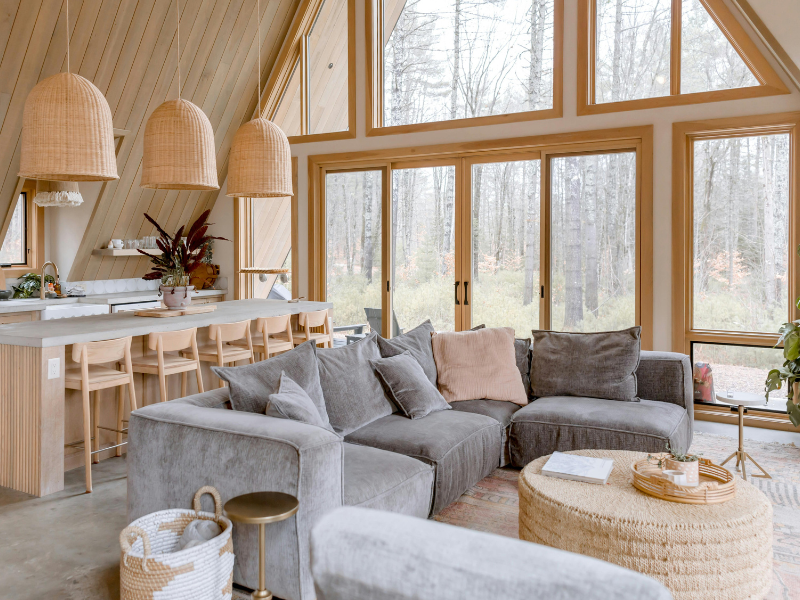 jak myć wysokie okna bez smug, przytulny duży przeszklony salon, beżowa kolorystyka, drewniane wnętrze