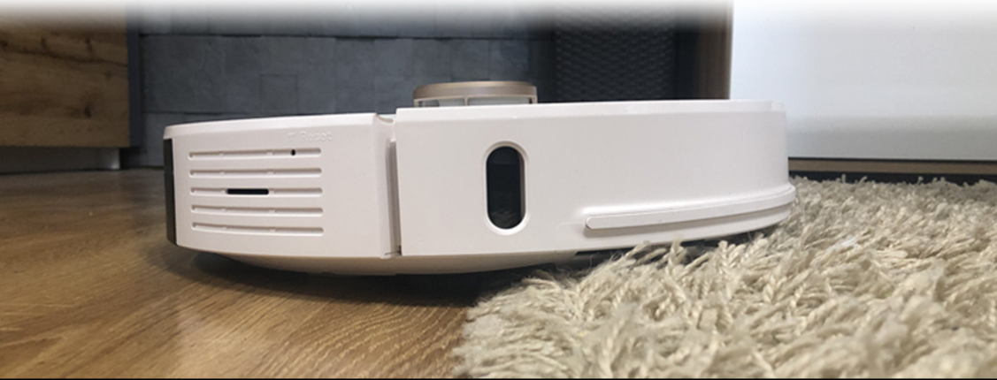 robot sprzątający wjeżdżający na dywan z długim włosiem