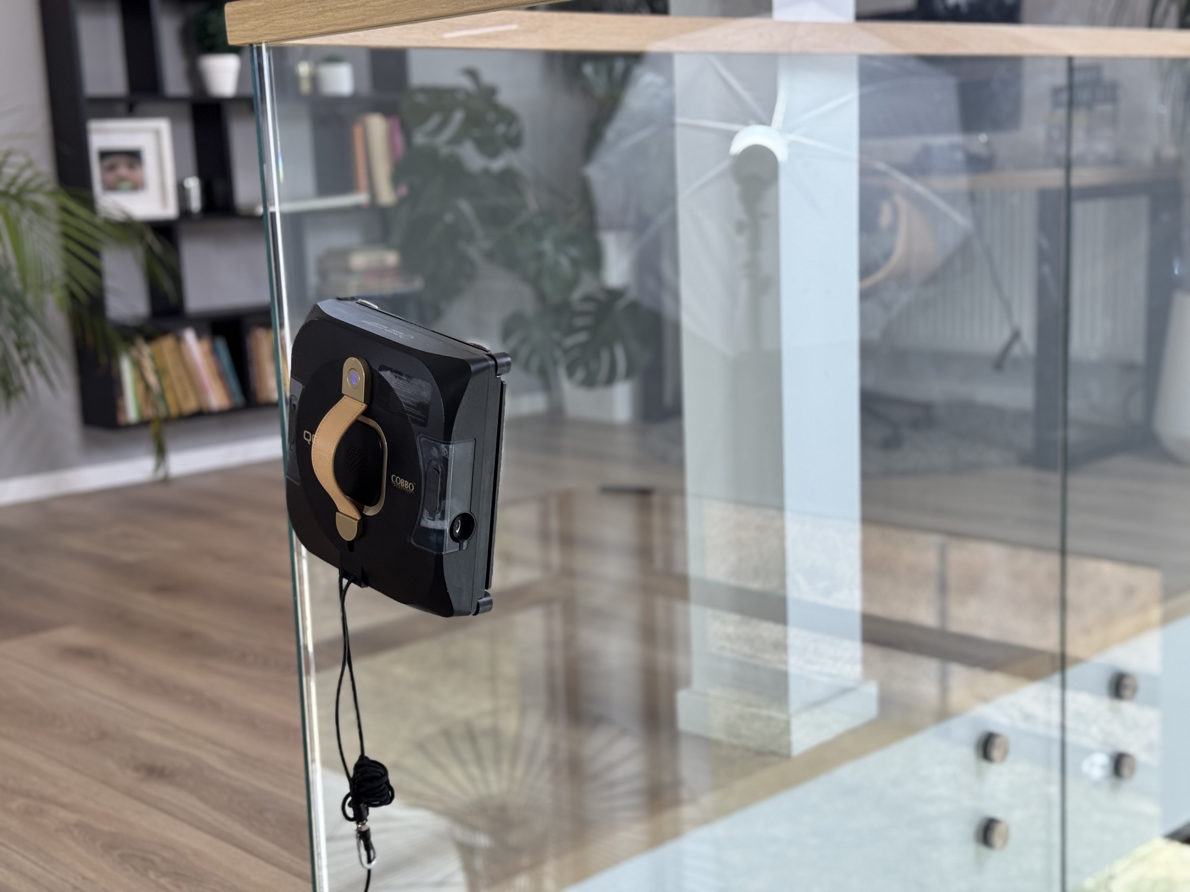 robot do mycia szyb czyszczący szklaną balustradę przy schodach