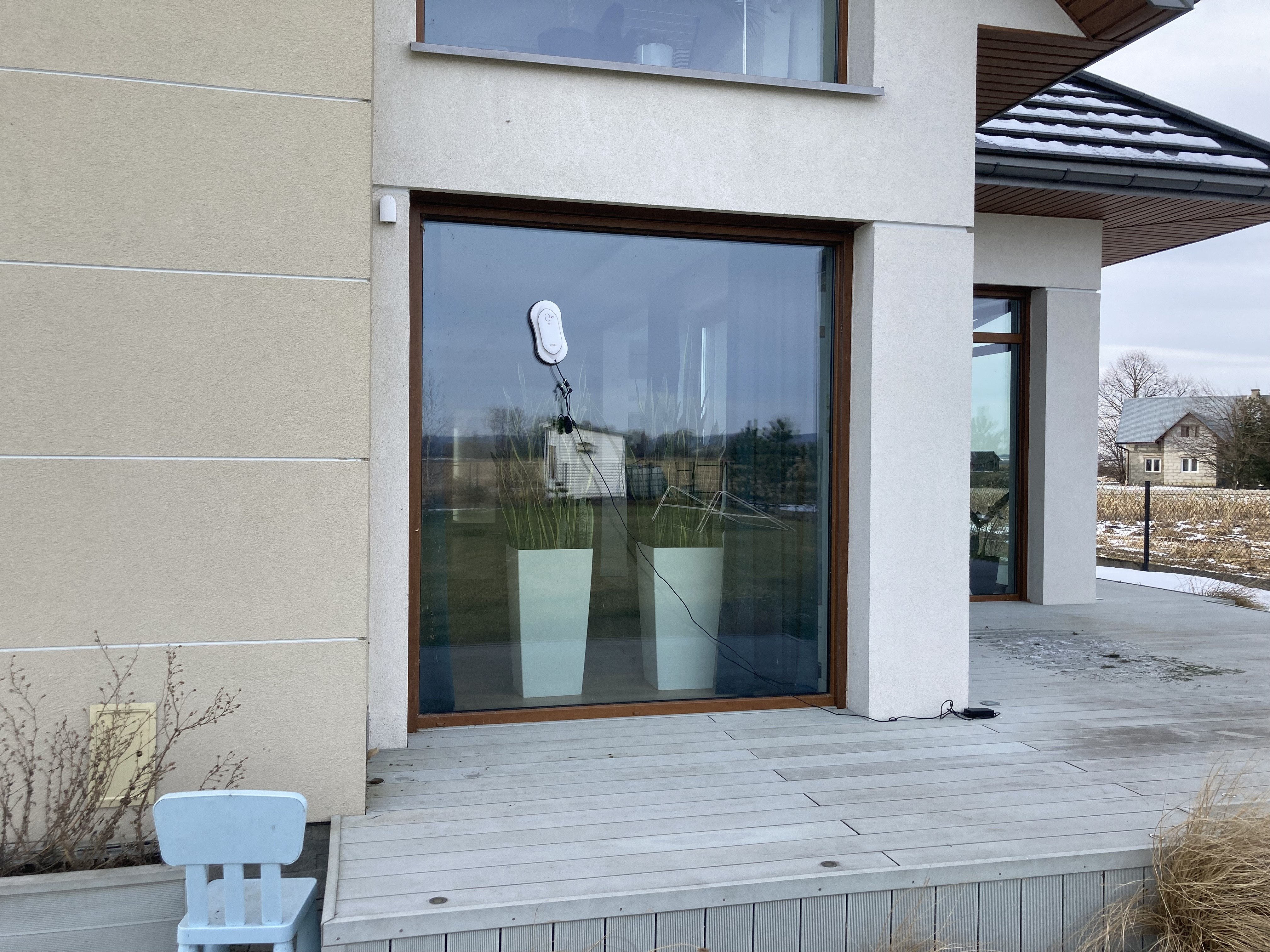 robot okienny czyszczący szybę od zewnątrz