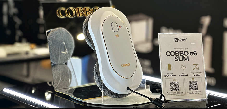 biały robot do mycia okien na ekspozycji podczas targ&oacute;w branżowych