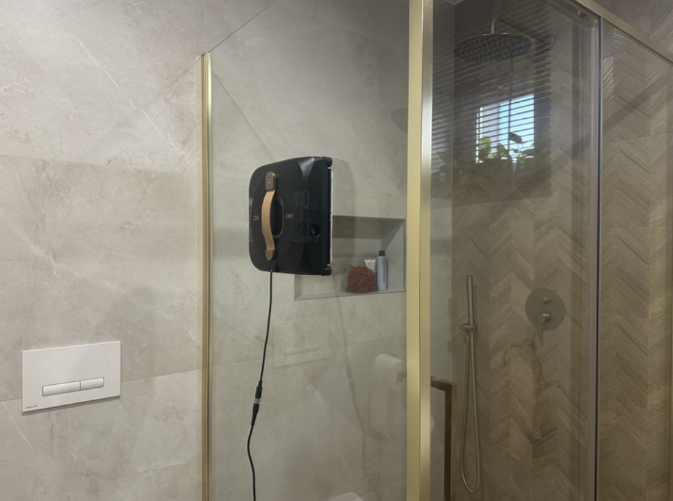 automatyczny robot okienny w kolorze czarnym czyszczący kabinę prysznicową