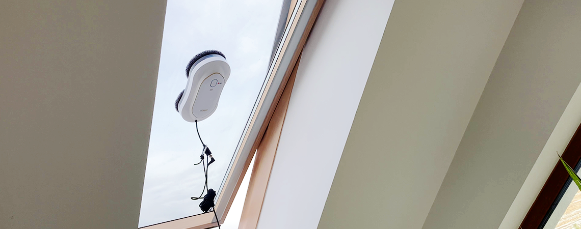 robot do mycia okien myjący okno dachowe