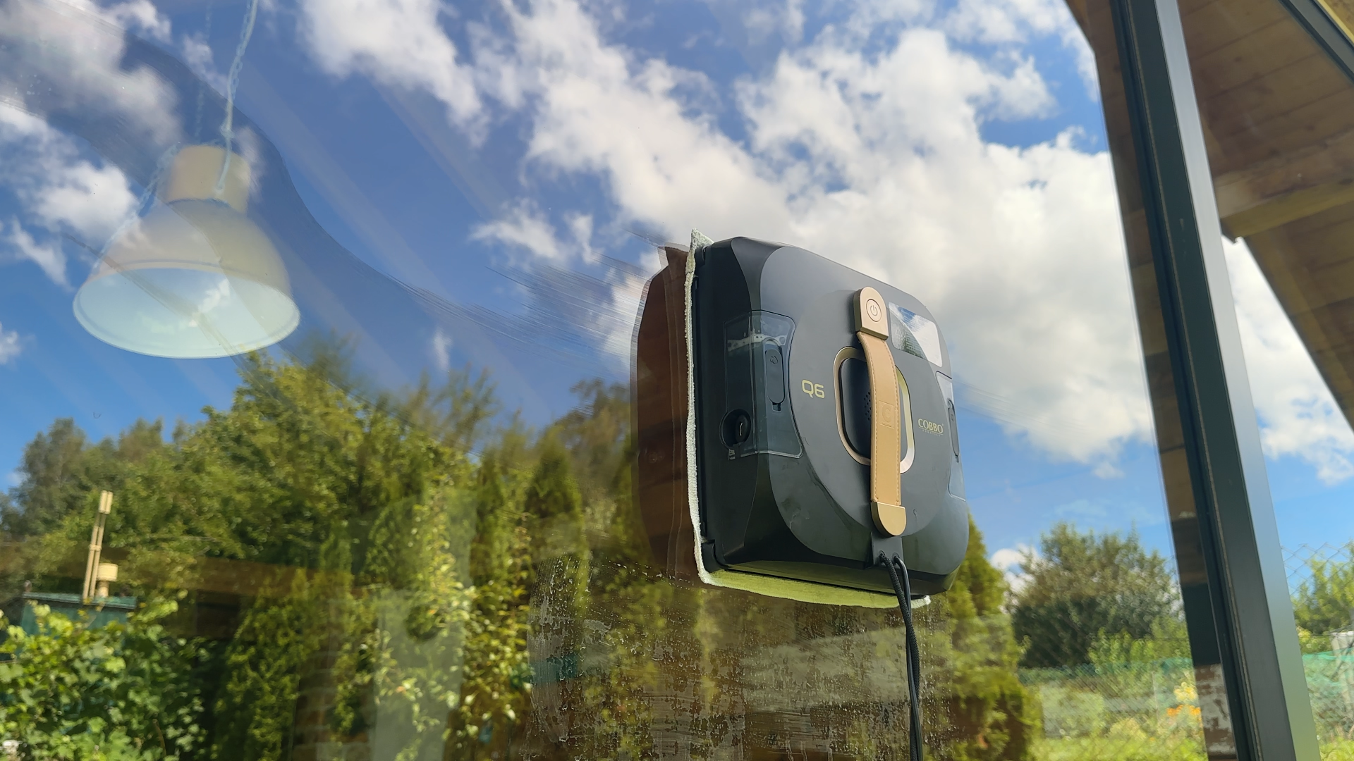 kwadratowy czarny robot do mycia okien bez smug