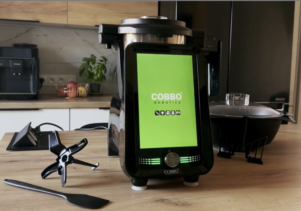 czarny wielofunkcyjny robot kuchenny stojący na kuchennym blacie w domu