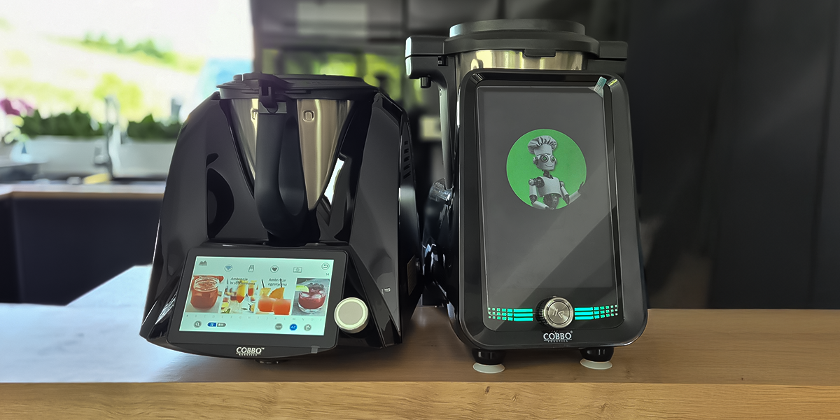 dwa modele robot&oacute;w kuchennych stojące na kuchennym blacie