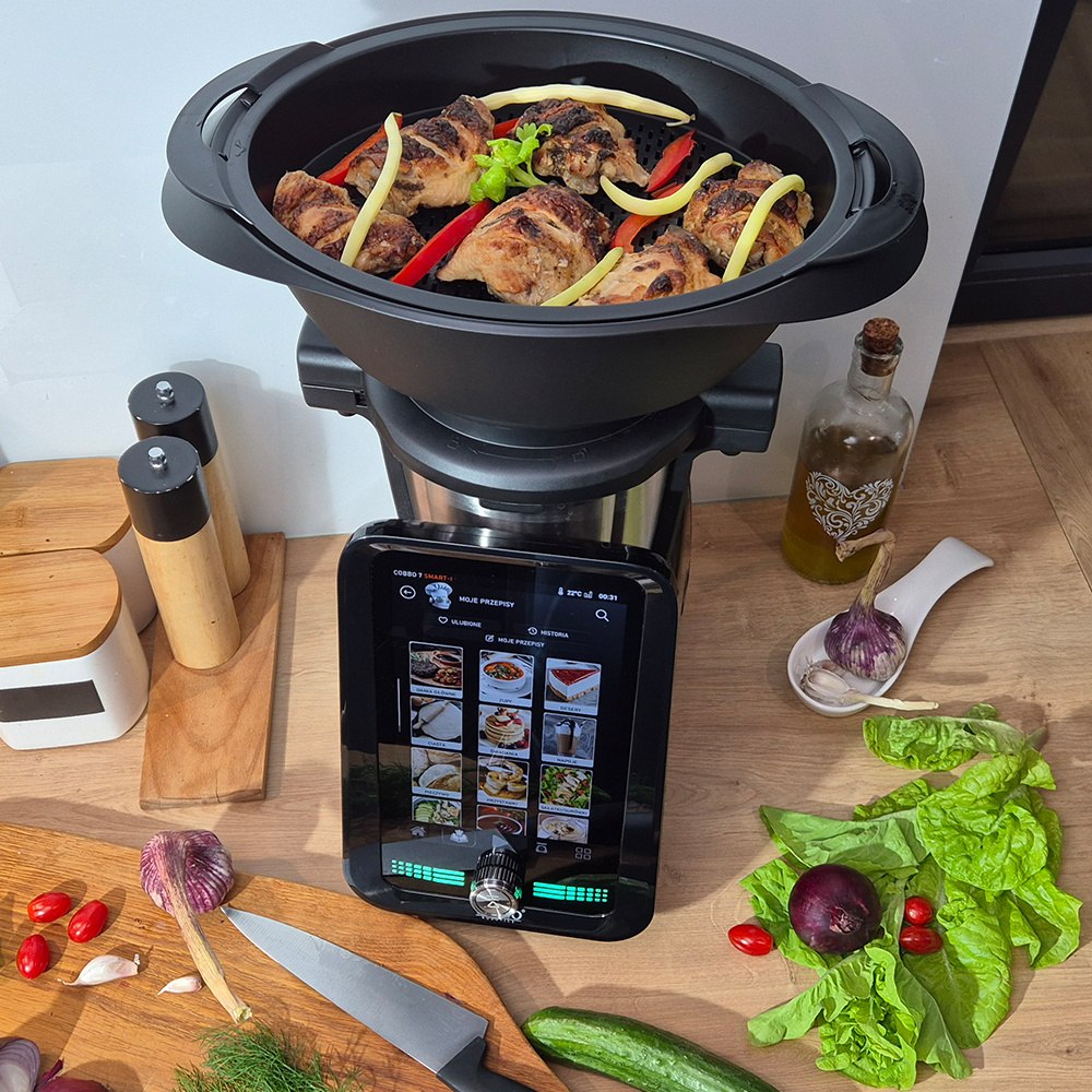 inteligentny robot kuchenny na kuchennym blacie z naczyniem parowym wypełnionym daniem mięsnym