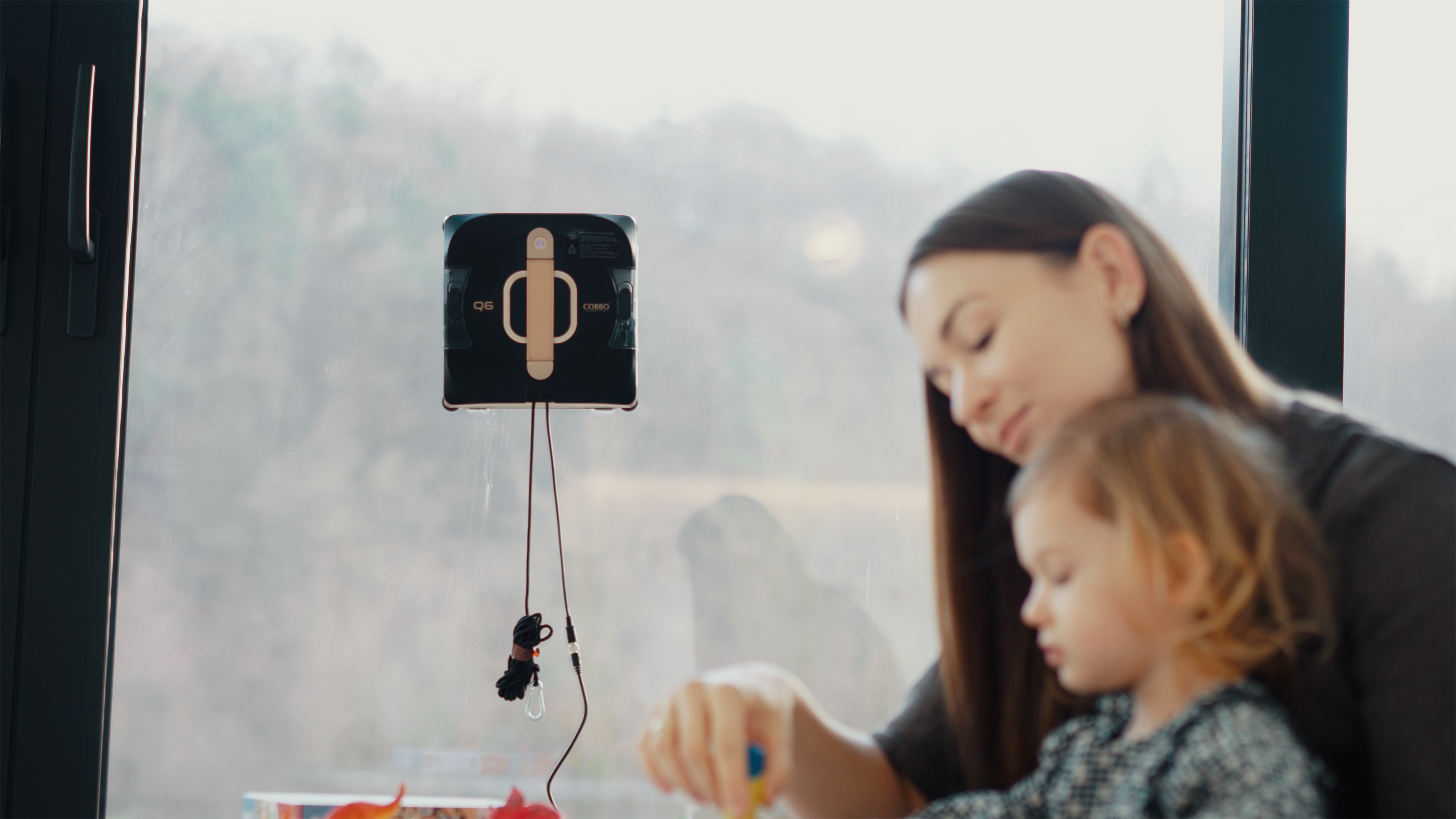 Czy robot do mycia okien nadaje się do mieszkań z dziećmi lub zwierzętami? Tak, roboty do okien bez smug nadają się do dom&oacute;w z dziećmi i zwierzętami, o ile zachowane są podstawowe zasady bezpieczeństwa, takie jak prawidłowe zamocowanie linki asekuracyjnej i nadz&oacute;r osoby dorosłej. Podczas pracy robota okiennego zaleca się nie dotykać urządzenia ani przewod&oacute;w.  &nbsp;