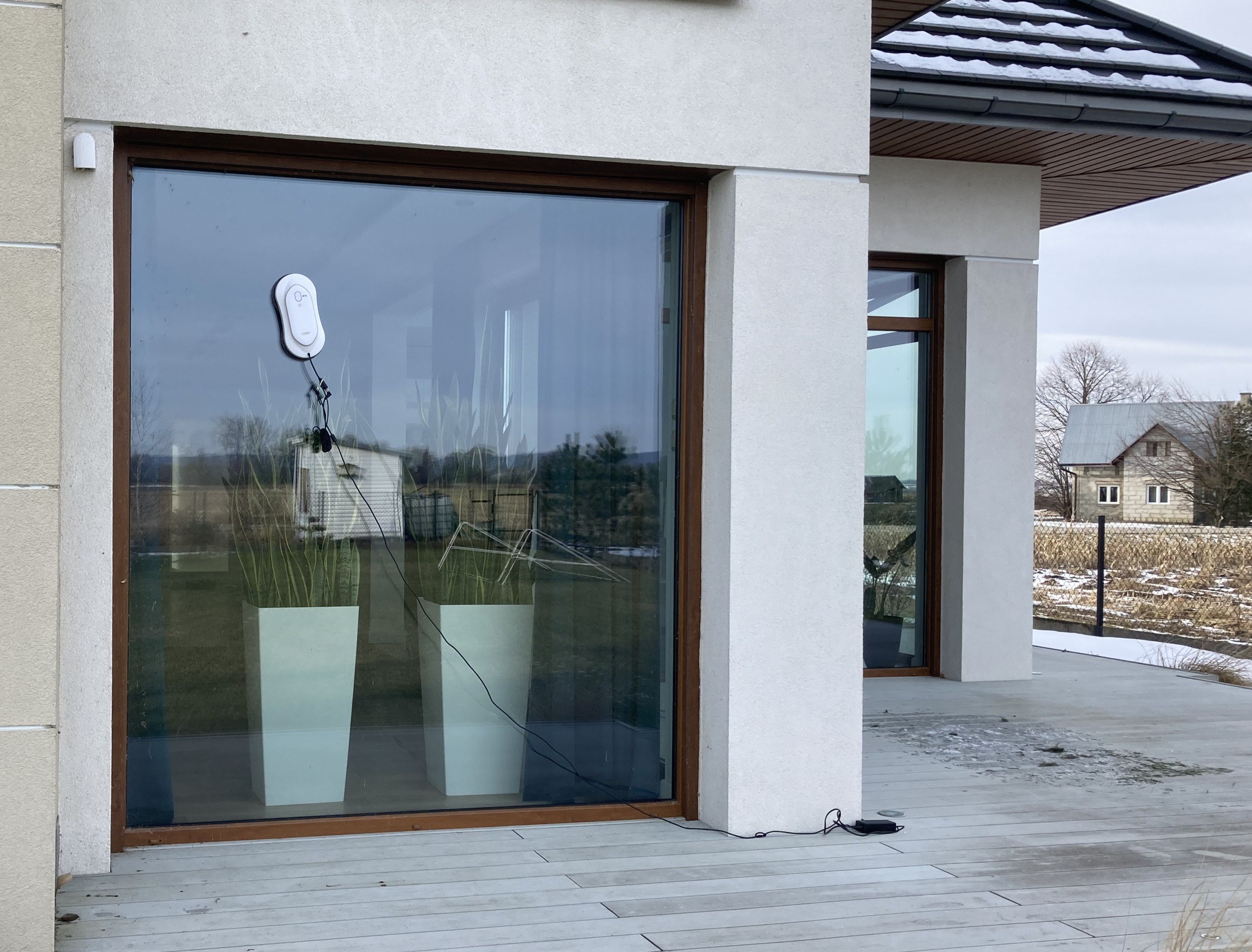 okrągły robot okienny czyszczący okno tarasowe od zewnątrz